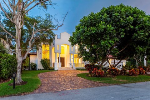 House in Coral Gables, Florida 5 bedrooms, 380.53 sq.m. № 1599087 - photo 6