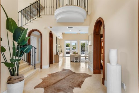 House in Coral Gables, Florida 5 bedrooms, 380.53 sq.m. № 1599087 - photo 11