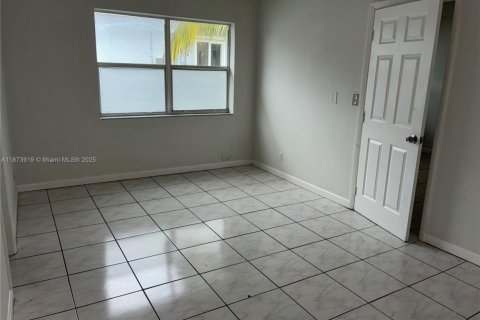 Condo in Hollywood, Florida, 2 bedrooms  № 1926406 - photo 8