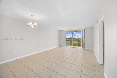 Condominio en venta en Aventura, Florida, 1 dormitorio, 72.46 m2 № 1977485 - foto 10