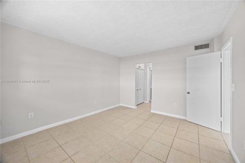 Condominio en venta en Aventura, Florida, 1 dormitorio, 72.46 m2 № 1977485 - foto 15
