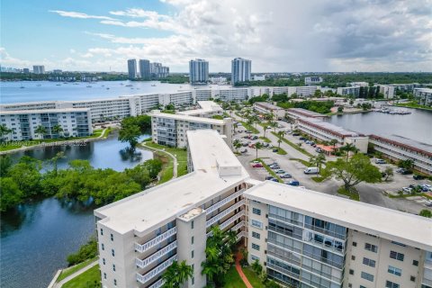 Condominio en venta en Aventura, Florida, 1 dormitorio, 72.46 m2 № 1977485 - foto 2
