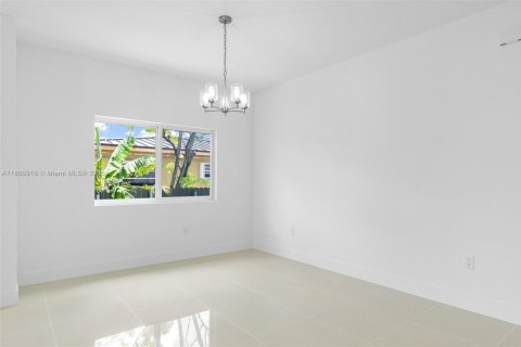 House in Miami, Florida 4 bedrooms, 167.04 sq.m. № 1923262 - photo 11