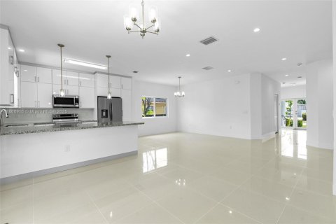House in Miami, Florida 4 bedrooms, 167.04 sq.m. № 1923262 - photo 4