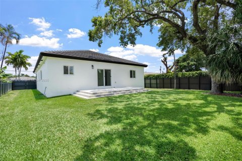 House in Miami, Florida 4 bedrooms, 167.04 sq.m. № 1923262 - photo 14