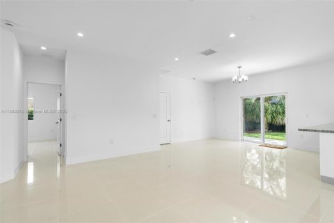 House in Miami, Florida 4 bedrooms, 167.04 sq.m. № 1923262 - photo 7