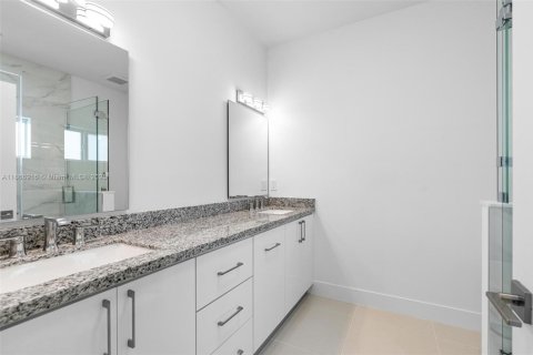 House in Miami, Florida 4 bedrooms, 167.04 sq.m. № 1923262 - photo 10