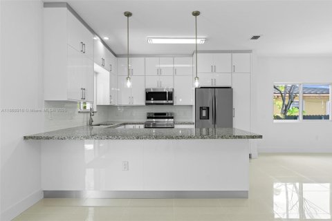 House in Miami, Florida 4 bedrooms, 167.04 sq.m. № 1923262 - photo 5