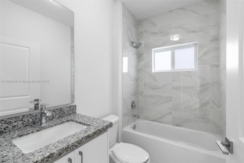 House in Miami, Florida 4 bedrooms, 167.04 sq.m. № 1923262 - photo 12