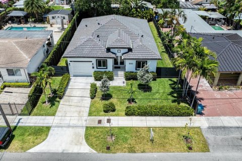 House in Miami, Florida 4 bedrooms, 167.04 sq.m. № 1923262 - photo 1