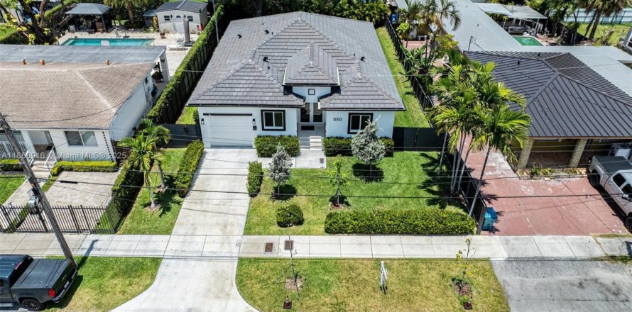 House in Miami, Florida 4 bedrooms, 167.04 sq.m. № 1923262
