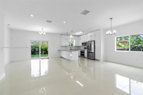House in Miami, Florida 4 bedrooms, 167.04 sq.m. № 1923262 - photo 3