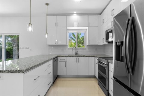 House in Miami, Florida 4 bedrooms, 167.04 sq.m. № 1923262 - photo 6