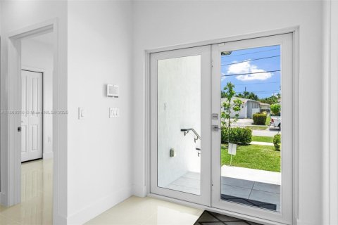 House in Miami, Florida 4 bedrooms, 167.04 sq.m. № 1923262 - photo 2