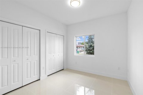 House in Miami, Florida 4 bedrooms, 167.04 sq.m. № 1923262 - photo 13