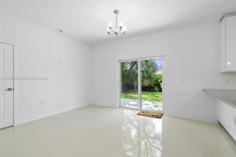 House in Miami, Florida 4 bedrooms, 167.04 sq.m. № 1923262 - photo 8
