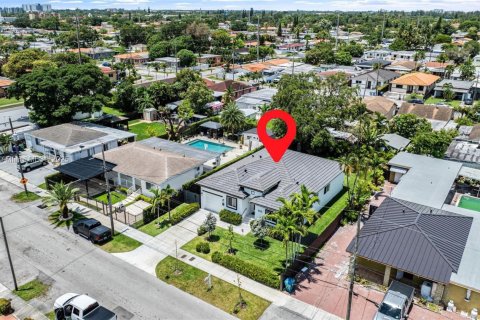 House in Miami, Florida 4 bedrooms, 167.04 sq.m. № 1923262 - photo 17