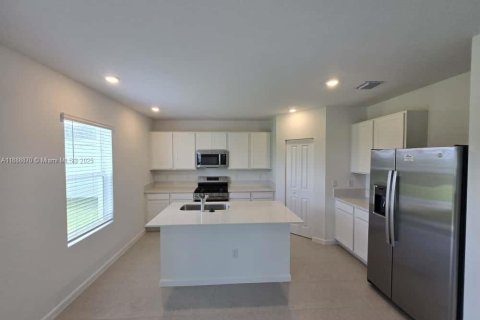 House in Port St. Lucie, Florida 5 bedrooms, 236.9 sq.m. № 1941042 - photo 2