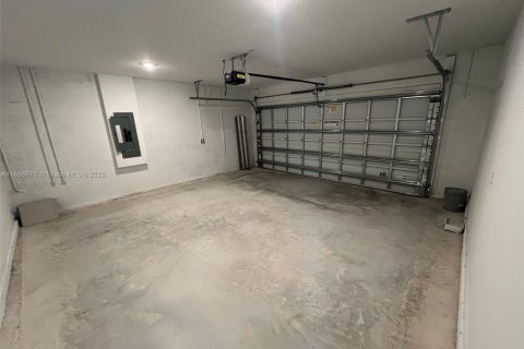 House in Port St. Lucie, Florida 5 bedrooms, 236.9 sq.m. № 1941042 - photo 23