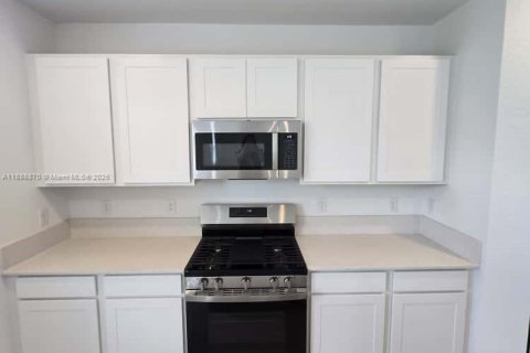 House in Port St. Lucie, Florida 5 bedrooms, 236.9 sq.m. № 1941042 - photo 3