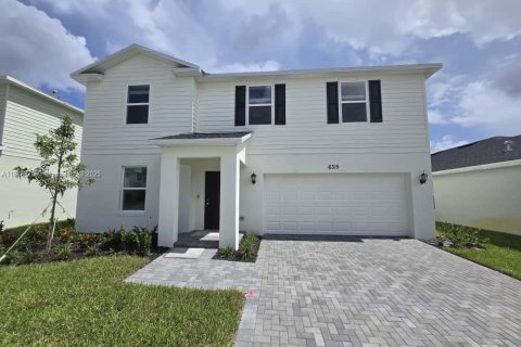 House in Port St. Lucie, Florida 5 bedrooms, 236.9 sq.m. № 1941042 - photo 1