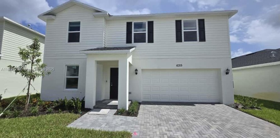 House in Port St. Lucie, Florida 5 bedrooms, 236.9 sq.m. № 1941042