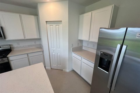 House in Port St. Lucie, Florida 5 bedrooms, 236.9 sq.m. № 1941042 - photo 4