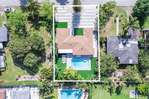 House in Miami, Florida 3 bedrooms, 176.51 sq.m. № 2063055