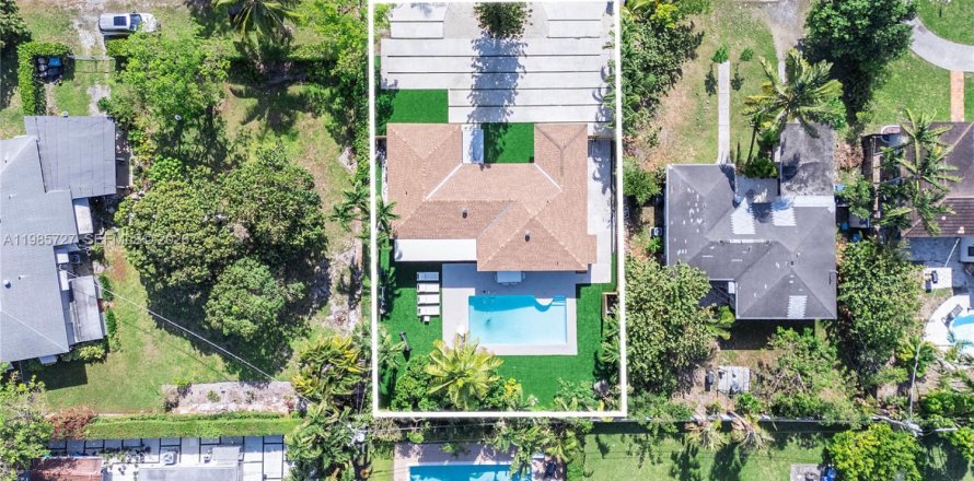 House in Miami, Florida 3 bedrooms, 176.51 sq.m. № 2063055