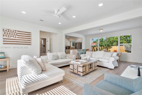 House in Miami, Florida 3 bedrooms, 176.51 sq.m. № 2063055 - photo 4