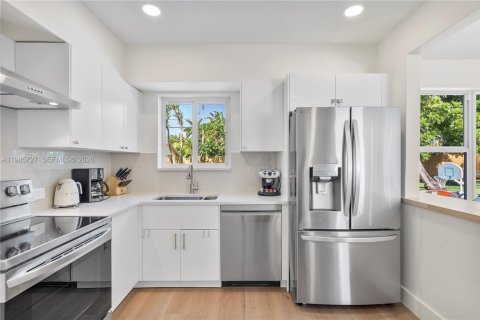 House in Miami, Florida 3 bedrooms, 176.51 sq.m. № 2063055 - photo 11