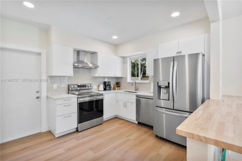 House in Miami, Florida 3 bedrooms, 176.51 sq.m. № 2063055 - photo 13