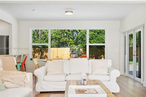 House in Miami, Florida 3 bedrooms, 176.51 sq.m. № 2063055 - photo 5