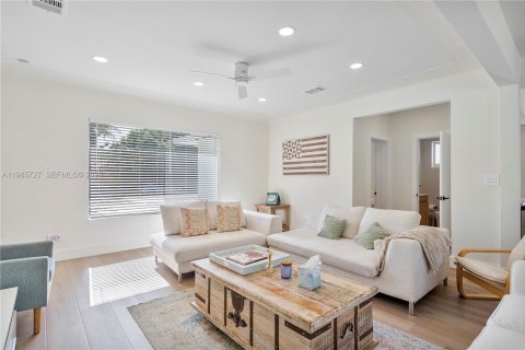 House in Miami, Florida 3 bedrooms, 176.51 sq.m. № 2063055 - photo 17