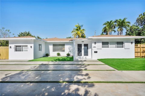 House in Miami, Florida 3 bedrooms, 176.51 sq.m. № 2063055 - photo 3