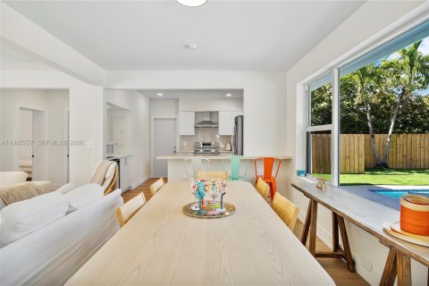 House in Miami, Florida 3 bedrooms, 176.51 sq.m. № 2063055 - photo 18