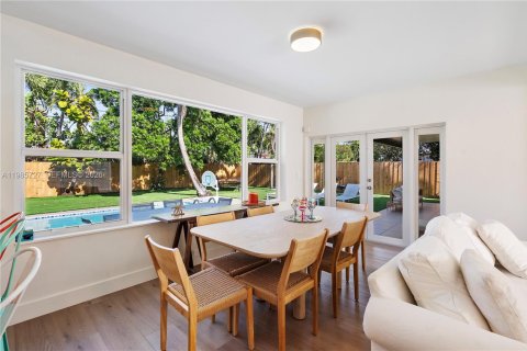 House in Miami, Florida 3 bedrooms, 176.51 sq.m. № 2063055 - photo 14