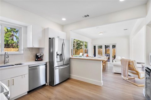 House in Miami, Florida 3 bedrooms, 176.51 sq.m. № 2063055 - photo 12