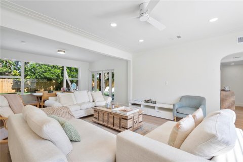 House in Miami, Florida 3 bedrooms, 176.51 sq.m. № 2063055 - photo 6