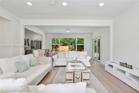 House in Miami, Florida 3 bedrooms, 176.51 sq.m. № 2063055 - photo 8