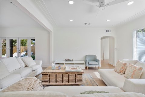 House in Miami, Florida 3 bedrooms, 176.51 sq.m. № 2063055 - photo 15