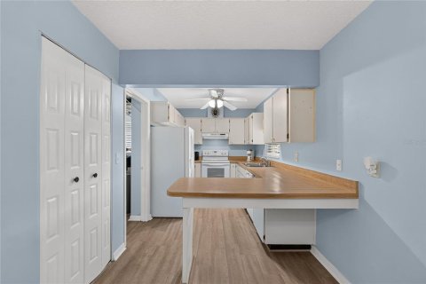 Condo in Sun City Center, Florida, 2 bedrooms  № 2395875 - photo 15