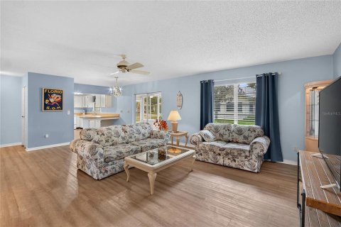 Condo in Sun City Center, Florida, 2 bedrooms  № 2395875 - photo 11