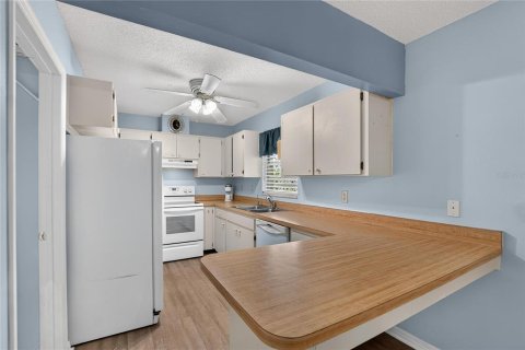 Condo in Sun City Center, Florida, 2 bedrooms  № 2395875 - photo 17