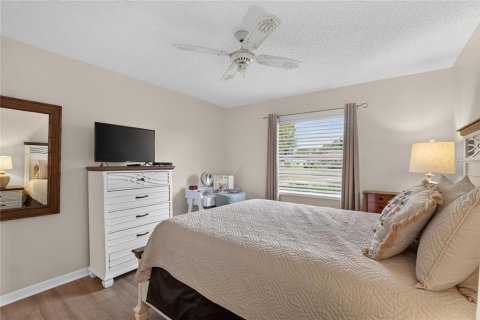 Condo in Sun City Center, Florida, 2 bedrooms  № 2395875 - photo 24