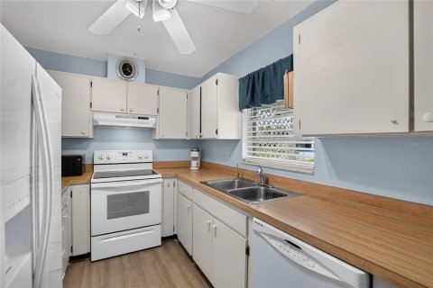 Condo in Sun City Center, Florida, 2 bedrooms  № 2395875 - photo 14