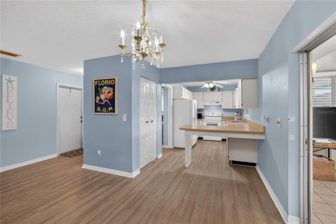 Condo in Sun City Center, Florida, 2 bedrooms  № 2395875 - photo 21