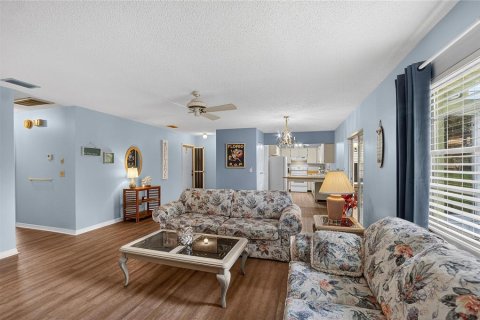 Condo in Sun City Center, Florida, 2 bedrooms  № 2395875 - photo 13