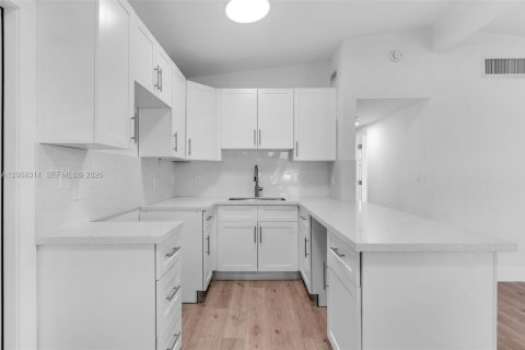 House in Miami, Florida 3 bedrooms, 123.37 sq.m. № 2292831 - photo 9