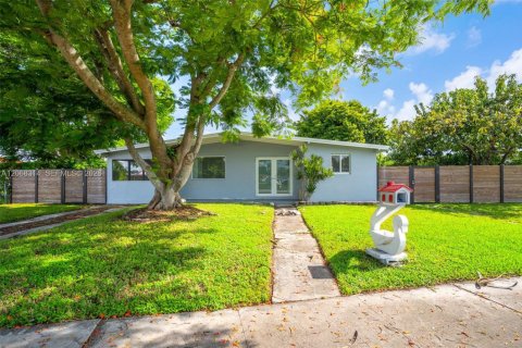 House in Miami, Florida 3 bedrooms, 123.37 sq.m. № 2292831